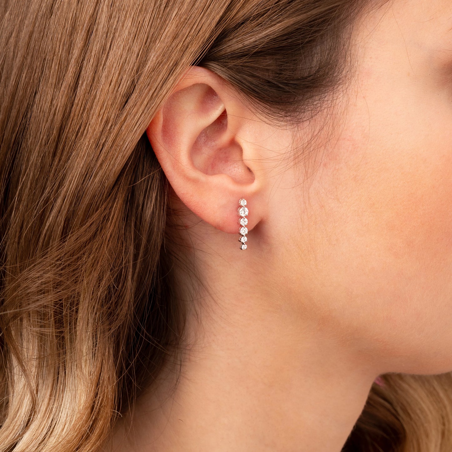 Ohrgehänge aus rhodiniertem 925er Silber mit Zirkonia – Silberfarben (ca. 17 × 3 mm)